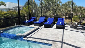 Zona de piscina con sillas de descanso y vistas despejadas a palmeras.