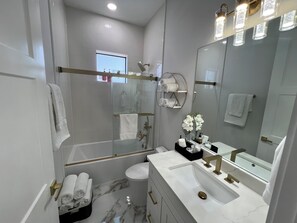 Shower, eco-friendly toiletries, hair dryer, towels - Luxury Corner (Port Charlotte)