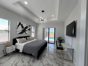 3 bedrooms, desk, iron/ironing board, travel cot - Luxury Corner (Port Charlotte)