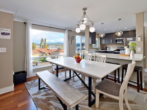 Dining - Stunning PNW Mid-Century Seattle Home w/ Lakefront Views! Sleeps Up to 16 Guests (Seattle)