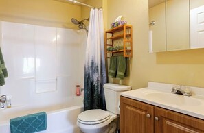 Sèche-cheveux, serviettes fournies, savon, papier toilette