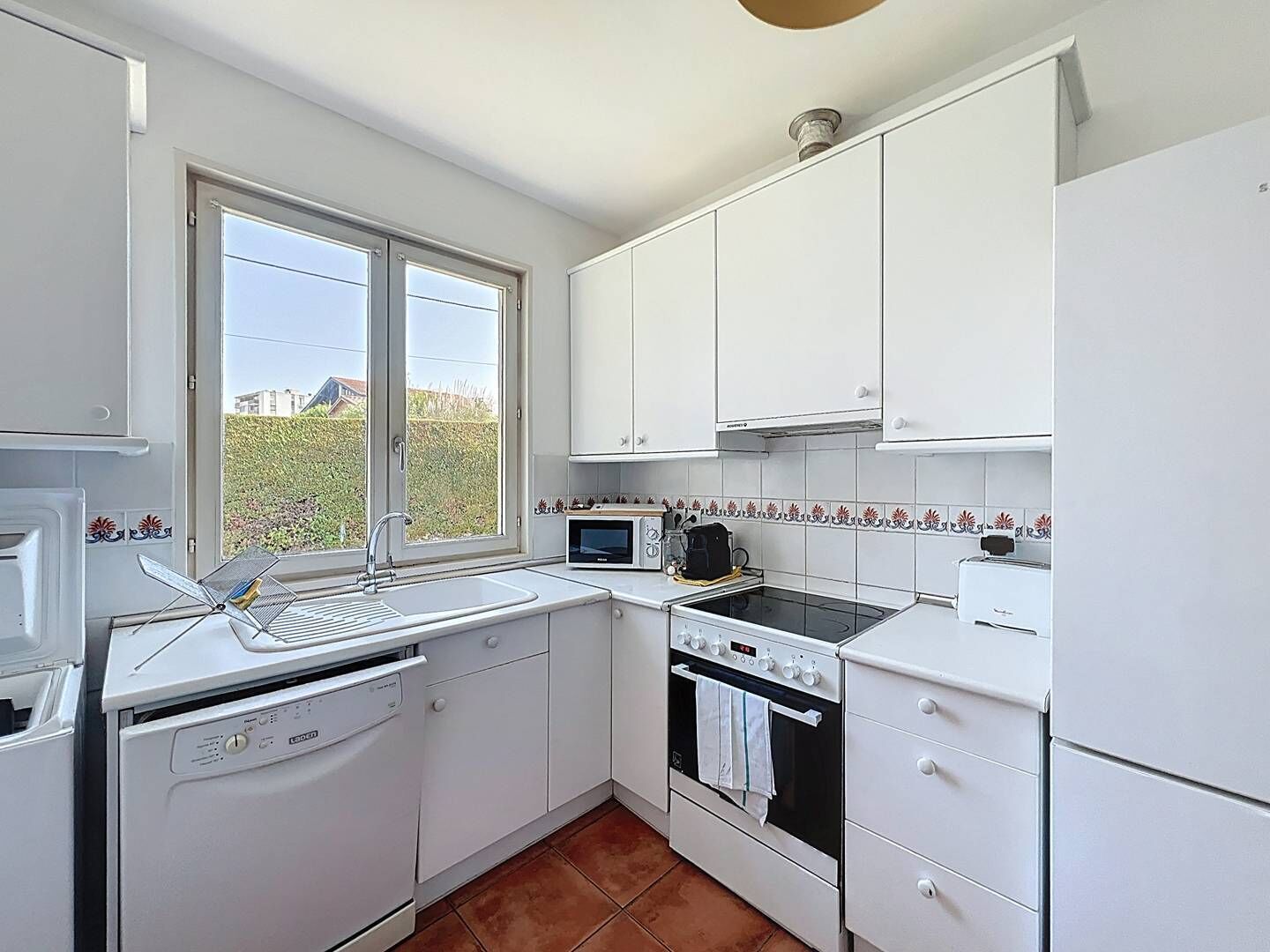 Kühlschrank, Ofen, Geschirrspüler, Wasserkocher mit Kaffee-/Teezubehör