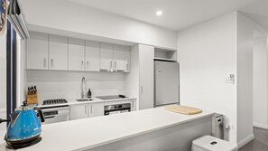 Microondas, horno, placa de cocina, lavavajillas