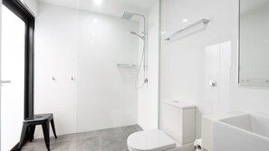 Shower, towels - Coastal Haven at Sanctuary Resort (Cable Beach)