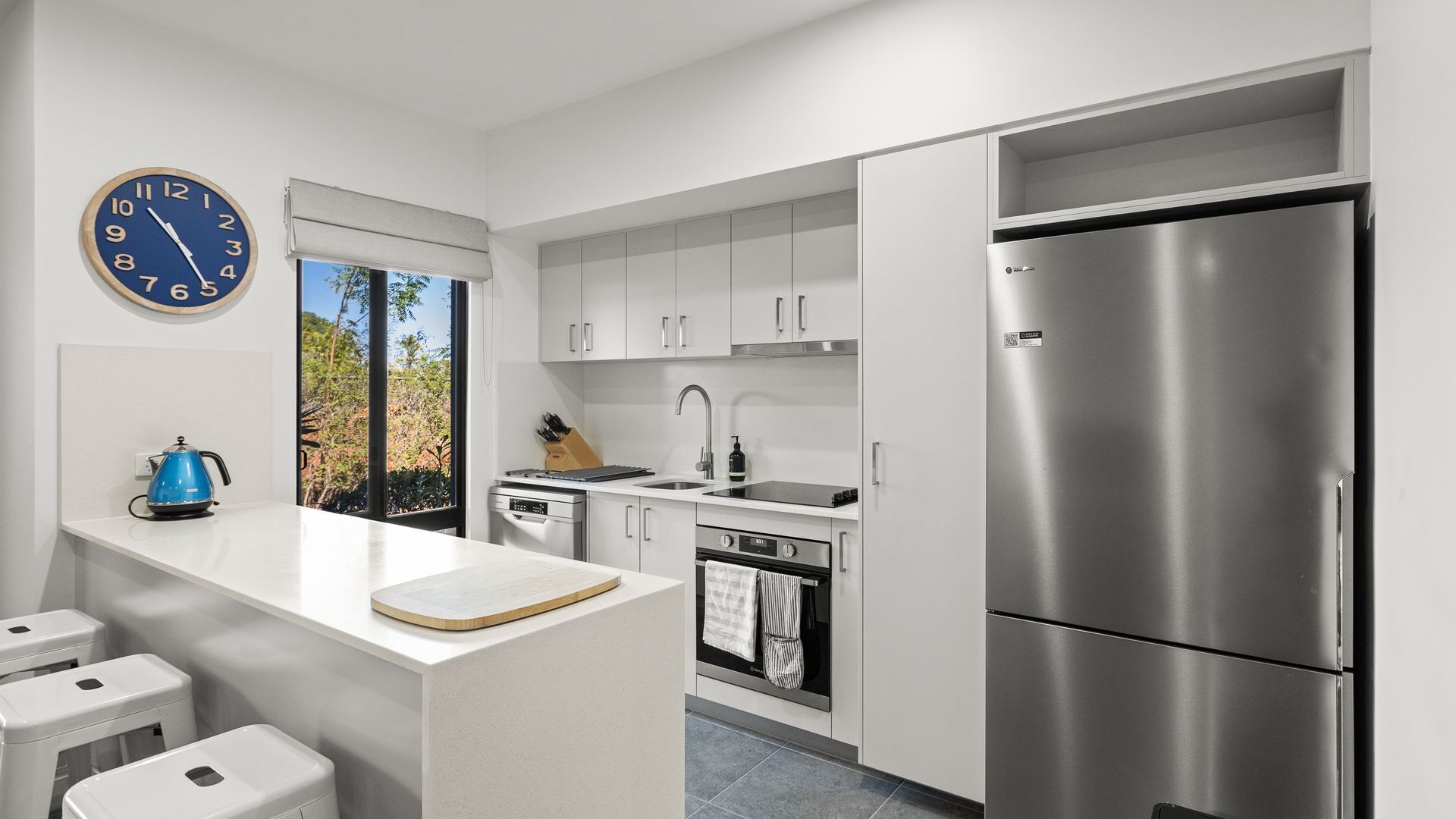 Mikrobølgeovn, ovn, kokeplater og oppvaskmaskin