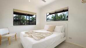 3 bedrooms, iron/ironing board, free WiFi, bed sheets - The Beachwood Nest - Holiday Home with coastal vibe and below ground pool (Bilingurr)