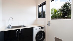 Interior - The Beachwood Nest - Holiday Home with coastal vibe and below ground pool (Bilingurr)