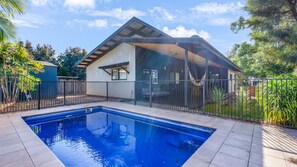 Pool - The Beachwood Nest - Holiday Home with coastal vibe and below ground pool (Bilingurr)