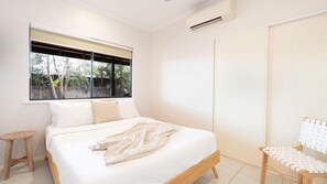 3 bedrooms, iron/ironing board, free WiFi, bed sheets - The Beachwood Nest - Holiday Home with coastal vibe and below ground pool (Bilingurr)