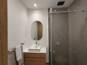 Toallas, jabón, papel de baño 