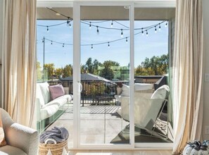 TV, fireplace - Bright/Beautiful new townhome near Old Town Arvada/Quick access to the Mountains (Arvada)