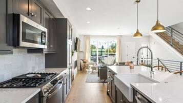 ميكروويف، موقد طهي مسطح، غسالة أطباق، مستلزمات طهي/أطباق/أوعية