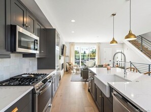 Microwave, stovetop, dishwasher, cookware/dishes/utensils - Bright/Beautiful new townhome near Old Town Arvada/Quick access to the Mountains (Arvada)