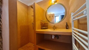 Shower, towels, soap, toilet paper - Villa 20 mn center Marrakech, heated swimming pool, secure estate, breakfast (Ouled Jelal)