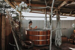 Outdoor spa tub - Shepherd's Story, Ross (Ross)