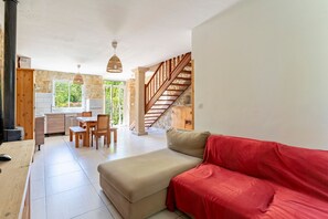 TV - Holiday Home 'Monteux' with Shared Pool, Private Terrace and Wi-Fi (Monteux)