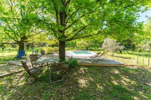 Outdoor dining - Holiday Home 'Monteux' with Shared Pool, Private Terrace and Wi-Fi (Monteux)