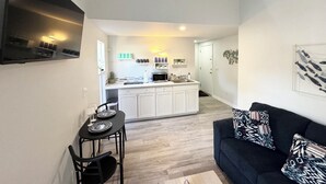 Un apartamento moderno con comedor, cocina y sala de estar.