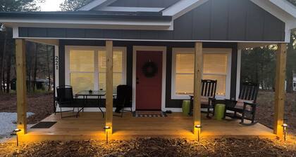 Charming 2-bedroom Tiny House with WiFi, near Clemson University & Lake Keowee.