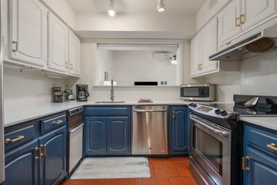 Riverside Retreat- Close to Cherry Street and Downtown-quick HWY access