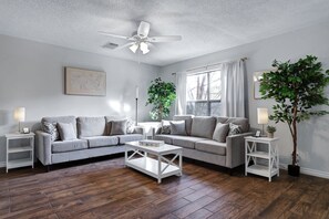 Smart TV - Mystique - A Birdy Vacation Rental (San Antonio)