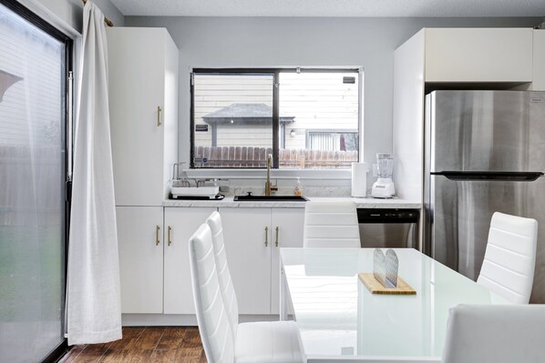 Fridge, microwave, oven, stovetop - Mystique - A Birdy Vacation Rental (San Antonio)