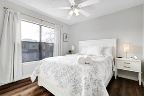 3 bedrooms, desk, WiFi, bed sheets - Mystique - A Birdy Vacation Rental (San Antonio)