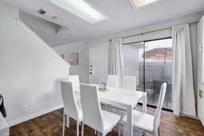 Dining - Mystique - A Birdy Vacation Rental (San Antonio)