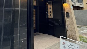 Un edifici modern amb un rètol que indica un restaurant o cafeteria anomenat “Huangting Minsu”. 