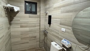 Un bany compacte amb vàter, rentamig i plat de dutxa.