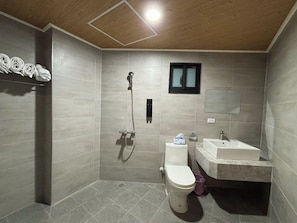 Comfort Triple Room, Balcony | Bathroom | Shower, hair dryer, slippers, towels - Royal  Court B&B (Donggang)