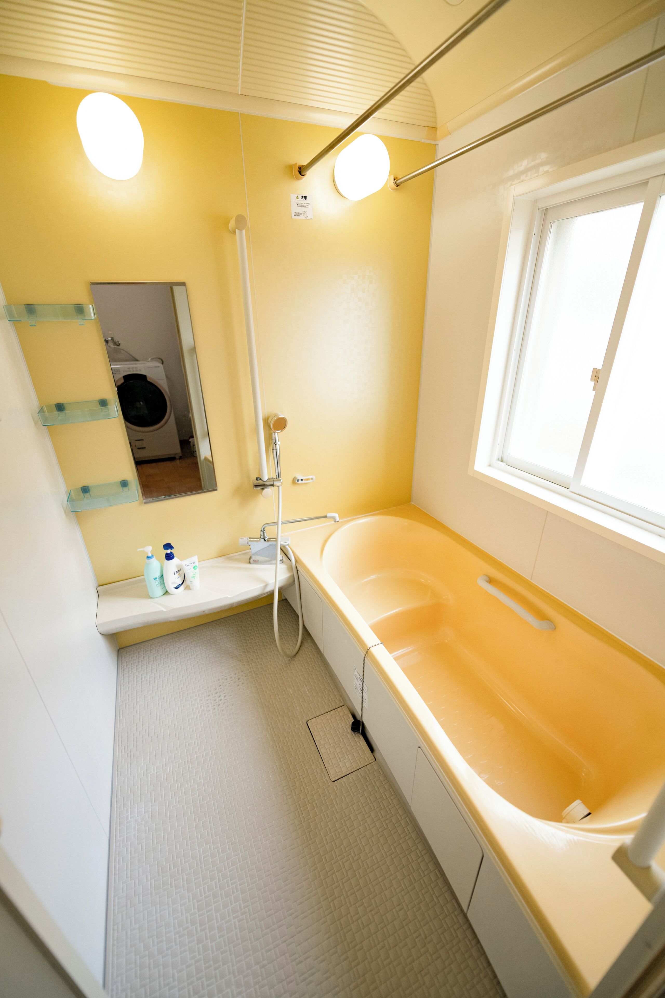 Un baño con bañera, lavamanos y espejo.