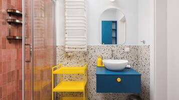 Douche, articles de toilette gratuits, sèche-cheveux