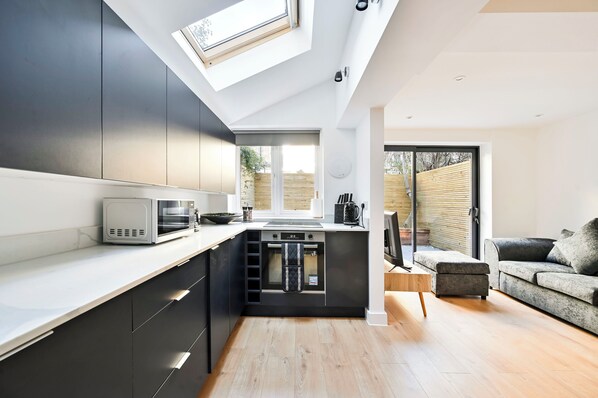 Réfrigérateur, micro-ondes, four, plaque de cuisson