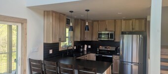 4-bedroom cabin with WiFi, AC. Just North of Lake Rathbun, Moravia, IA.