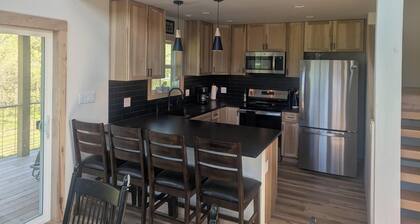 Lake Rathbun getaway home. 4-bedroom cabin. WiFi, AC. 1.5 miles to boat ramp.
