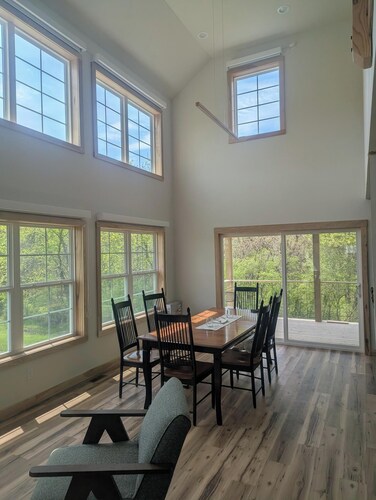 Lake Rathbun getaway home. 4-bedroom cabin. WiFi, AC. 1.5 miles to boat ramp.