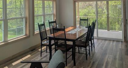 Lake Rathbun getaway home. 4-bedroom cabin. WiFi, AC. 1.5 miles to boat ramp.