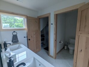 Douche, sèche-cheveux, serviettes fournies, savon
