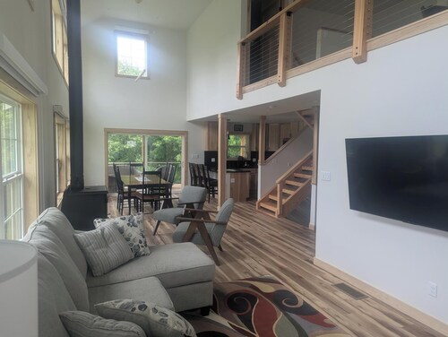 Lake Rathbun getaway home. 4-bedroom cabin. WiFi, AC. 1.5 miles to boat ramp.