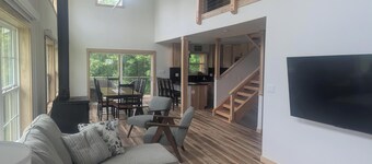 Lake Rathbun getaway home. 4-bedroom cabin. WiFi, AC. 1.5 miles to boat ramp.