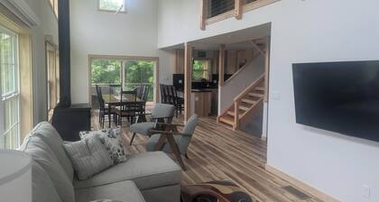 Lake Rathbun getaway home. 4-bedroom cabin. WiFi, AC. 1.5 miles to boat ramp.