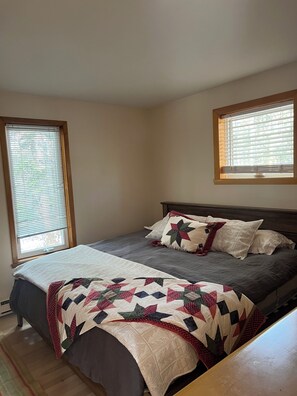 2 bedrooms, free WiFi, bed sheets - Yearround Cottage on Peaks Island (Portland)