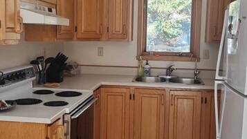 Fridge, oven, stovetop, coffee/tea maker