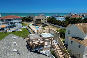 Un quartier résidentiel doté d’une piscine, d’un jacuzzi et offrant une vue sur l’océan.