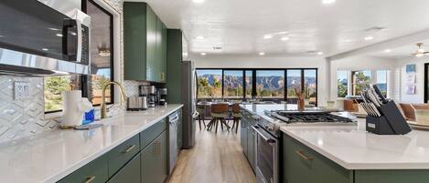 Jääkaappi, mikroaaltouuni, uuni, liesi