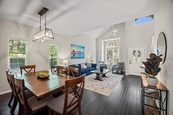 Dining - Serene, Stylish, and Spacious 3BD 2BA House Near Wineries (Sonoma)