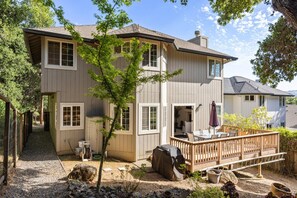 Outdoor dining - Serene, Stylish, and Spacious 3BD 2BA House Near Wineries (Sonoma)