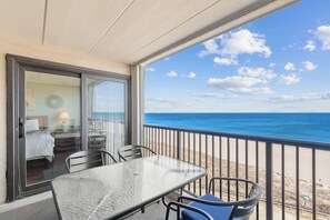Outdoor dining - Sandpiper Dunes 710 | Oceanfront condo | Balcony (Ocean City)