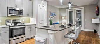 Modern Luxury Apartment Near Downtown!